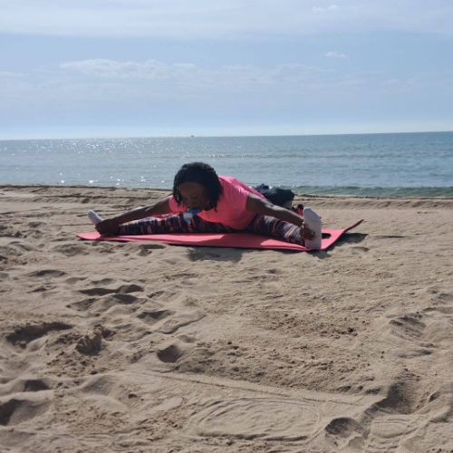 Séance étirements sur la plage le mercredi avec notre coach Émilienne